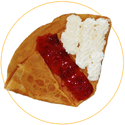 Süße Crêpes mit Erdbeermarmelade und Schlagsahne