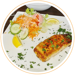 Lachsfilet von der Planke in Limetten-Honig-Marinade